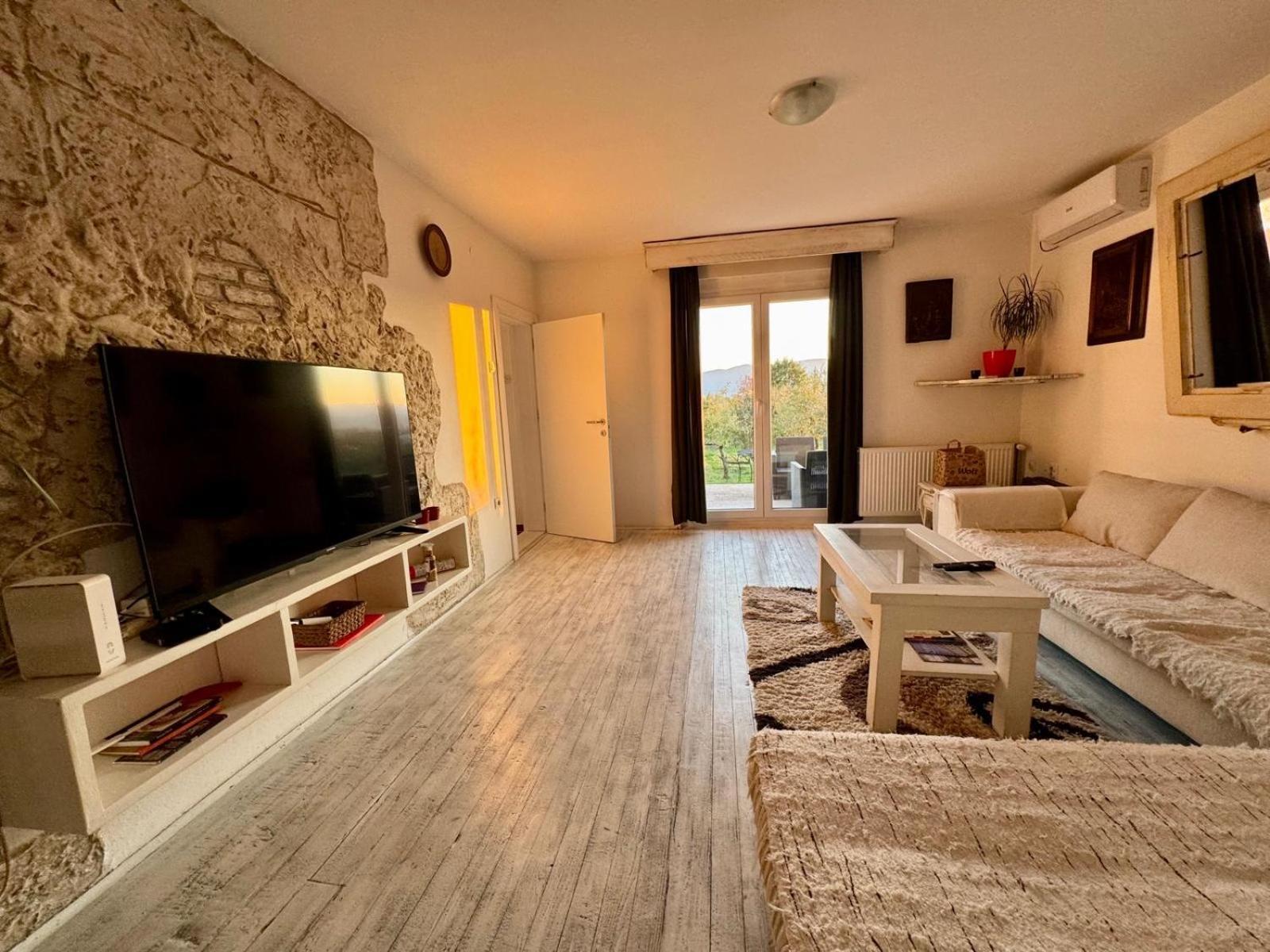 Mala Oaza Apartment Cacak Luaran gambar